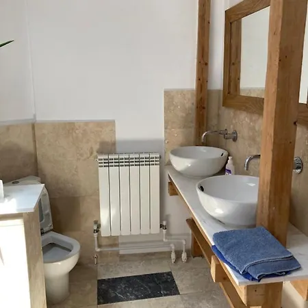 Rustic 2 Next To 아파트 콘스탄차